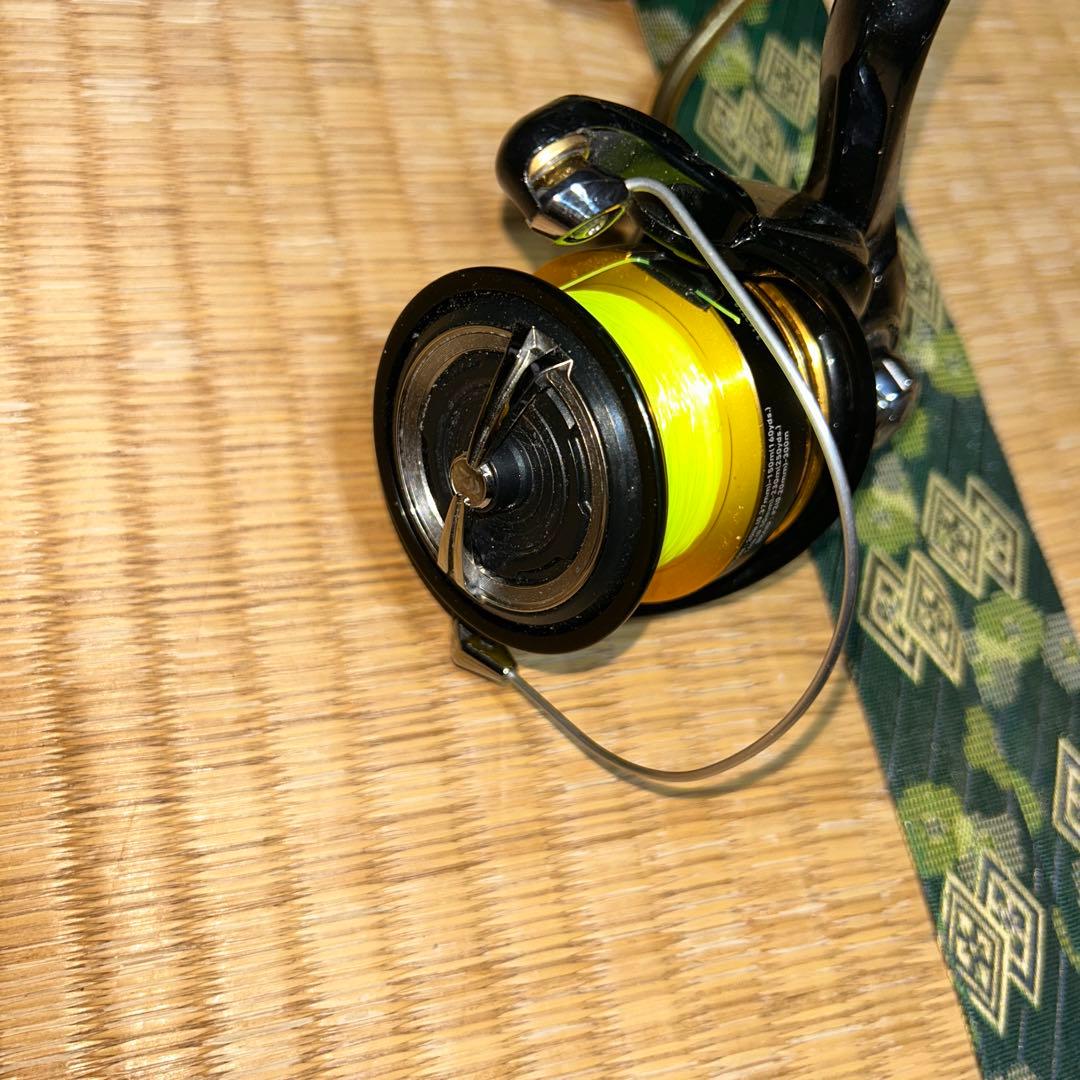 スピニングリール ブラック/イエロー 右巻き