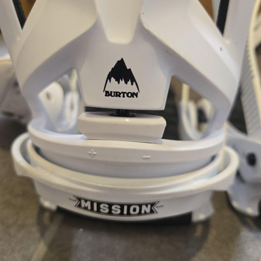 ホワイト/ブラック スノーボードビンディング