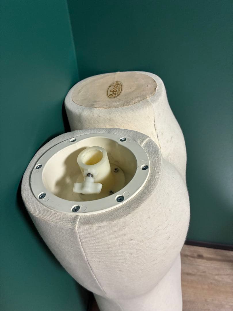 【まゆまゆ】メンズ　トルソー　布製ベージュ　土台付き 男性 木製首 撮影用