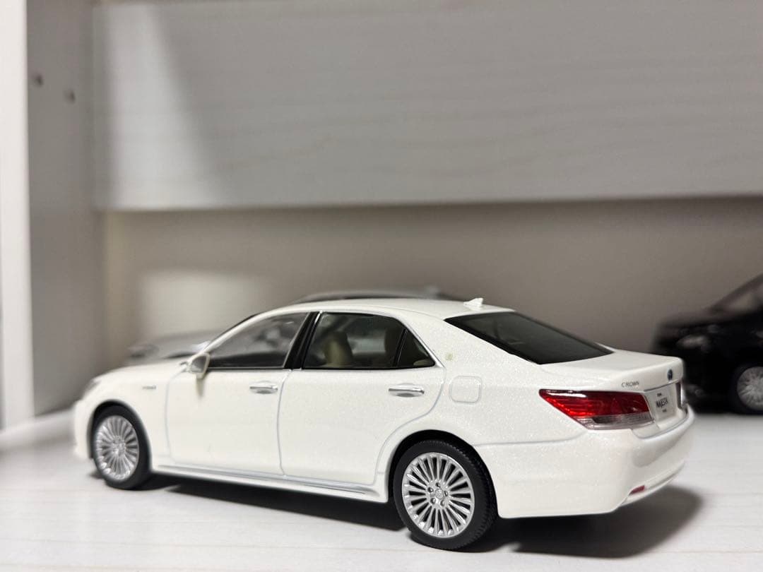 クラウン・マジェスタ　カラーサンプル ミニカー 1/30