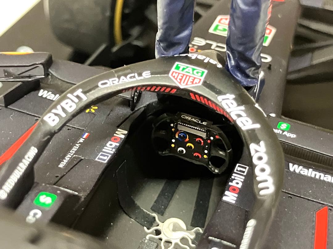 海外特注 1/18 レッドブルRB19 2023Wチャンピオン フェルスタッペン