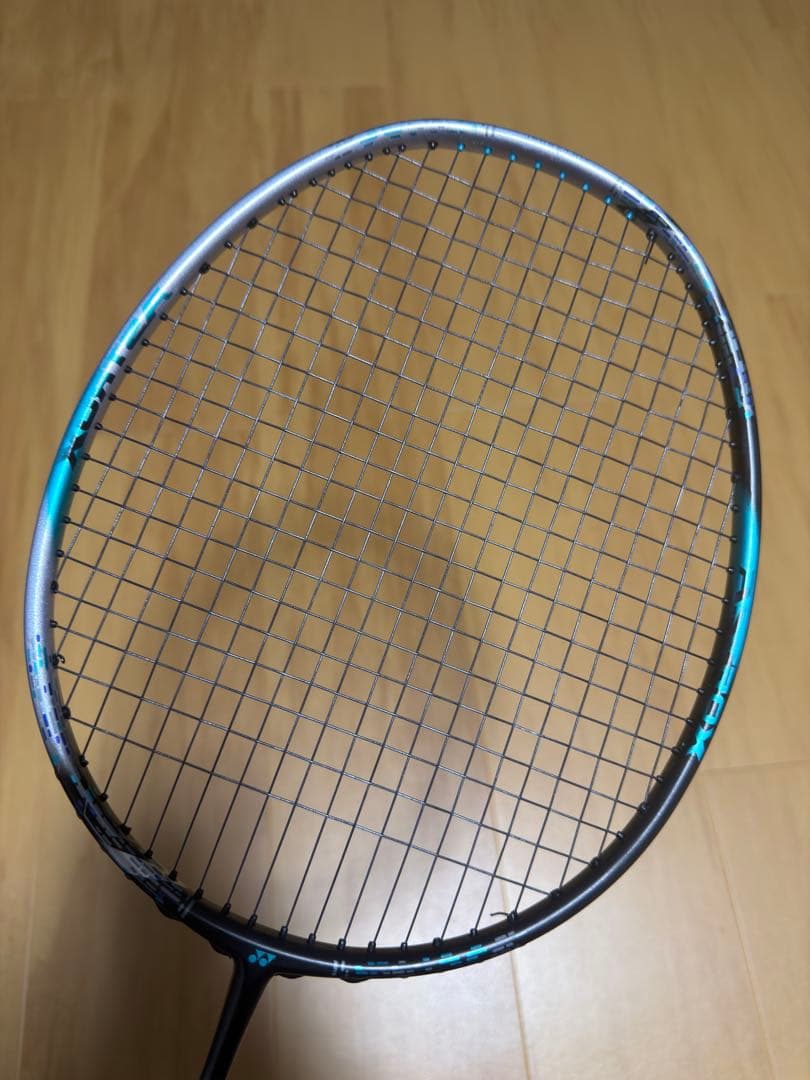 バドミントンラケット 青と銀のデザイン