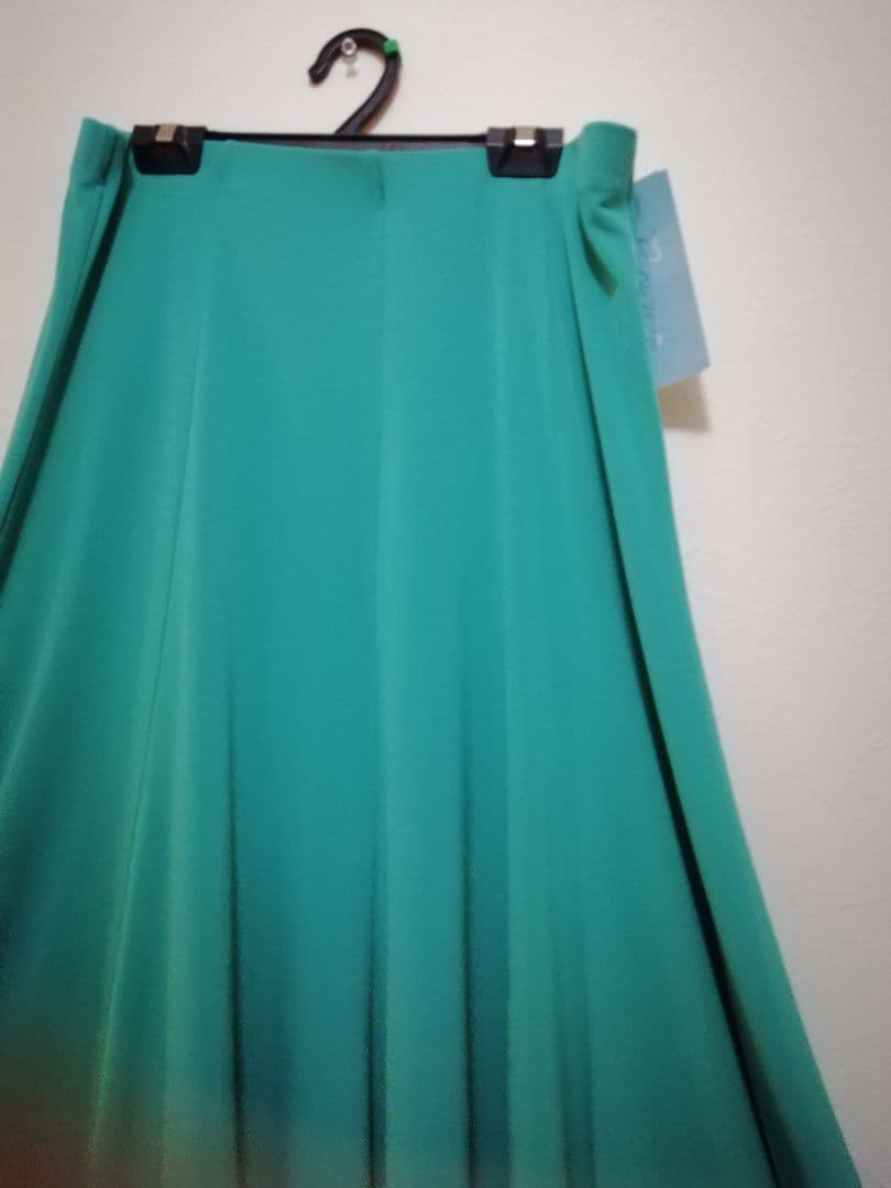 ターコイズ 。フレアスカート 。ビーズ付き。新品未使用。L～2L