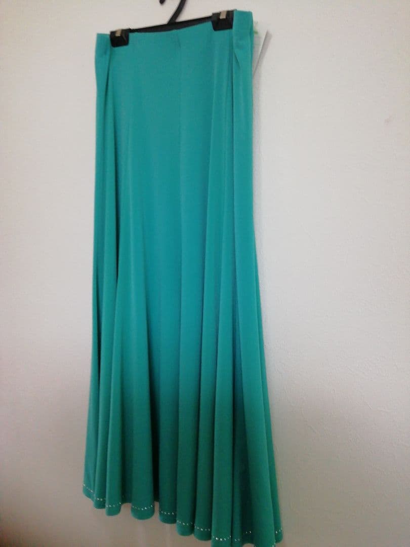 ターコイズ 。フレアスカート 。ビーズ付き。新品未使用。L～2L