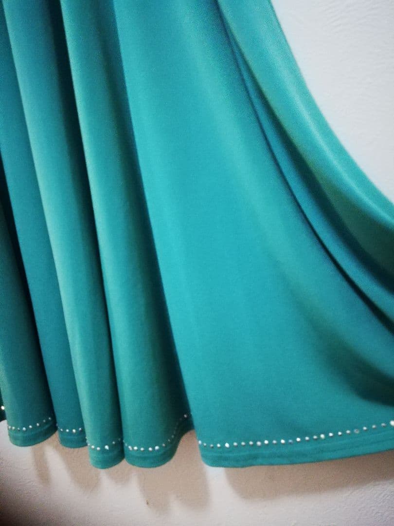 ターコイズ 。フレアスカート 。ビーズ付き。新品未使用。L～2L