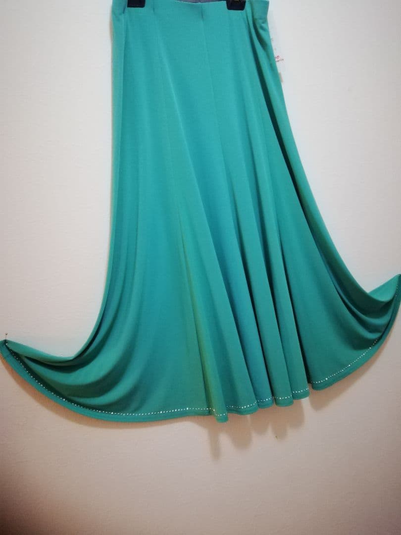 ターコイズ 。フレアスカート 。ビーズ付き。新品未使用。L～2L