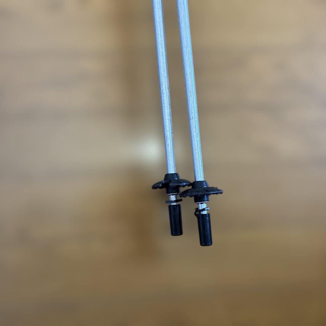 スキー板 23 黒/青 バインディング、ストック付き