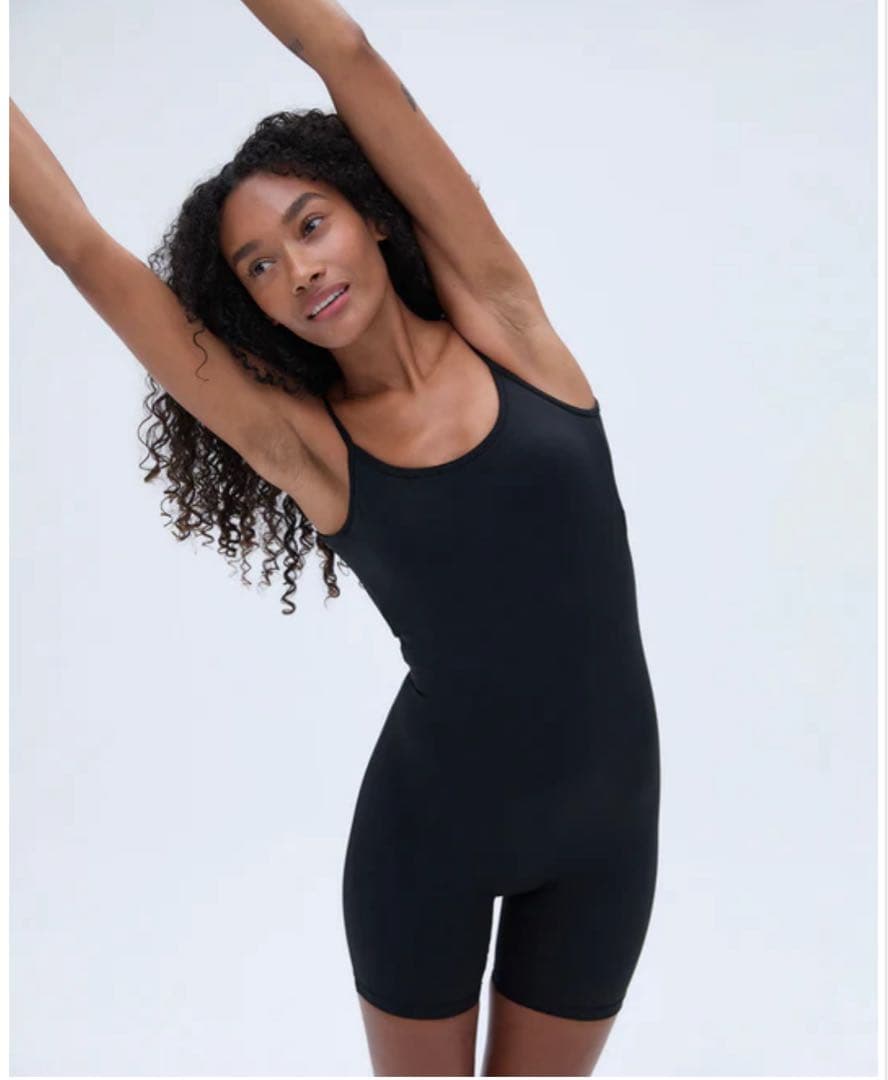 黒いクロスストラップボディスーツ