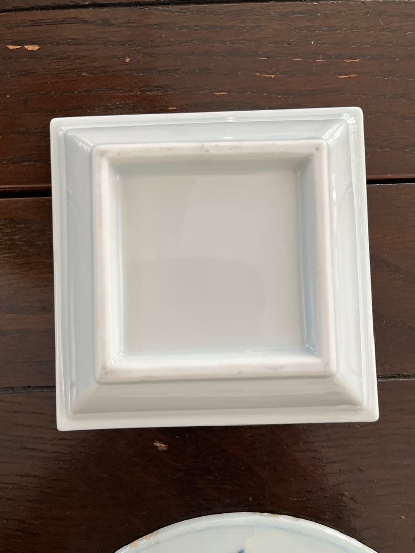 中国古美術　古染付青花　明清朝期　文字文様　筆文様　墨吹き　白抜き　大文字　角皿