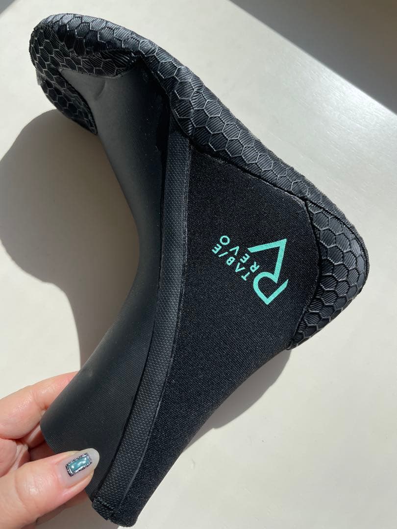 セット売り【未使用】サーフブーツ25センチ、スムーススプレー【美品】グローブ