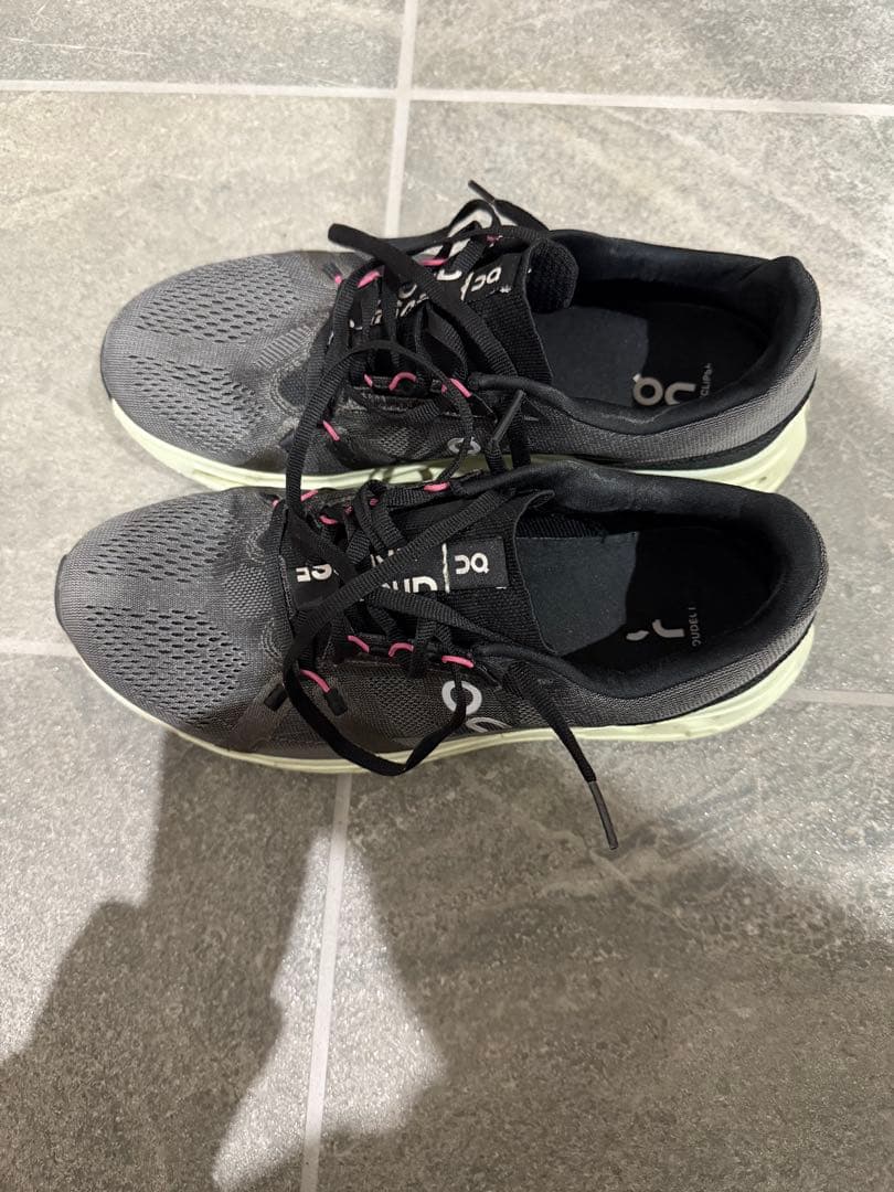 オンランニングシューズ27、5cm美品