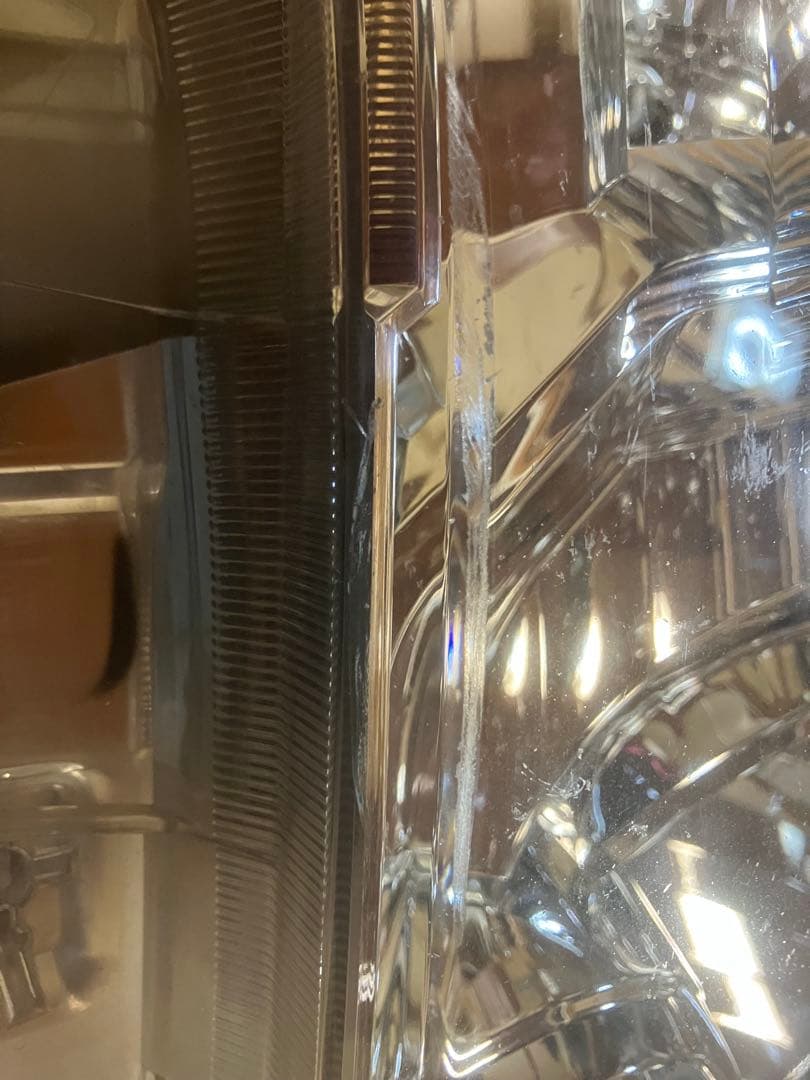 ハイエース右側LEDヘッドライト傷あり