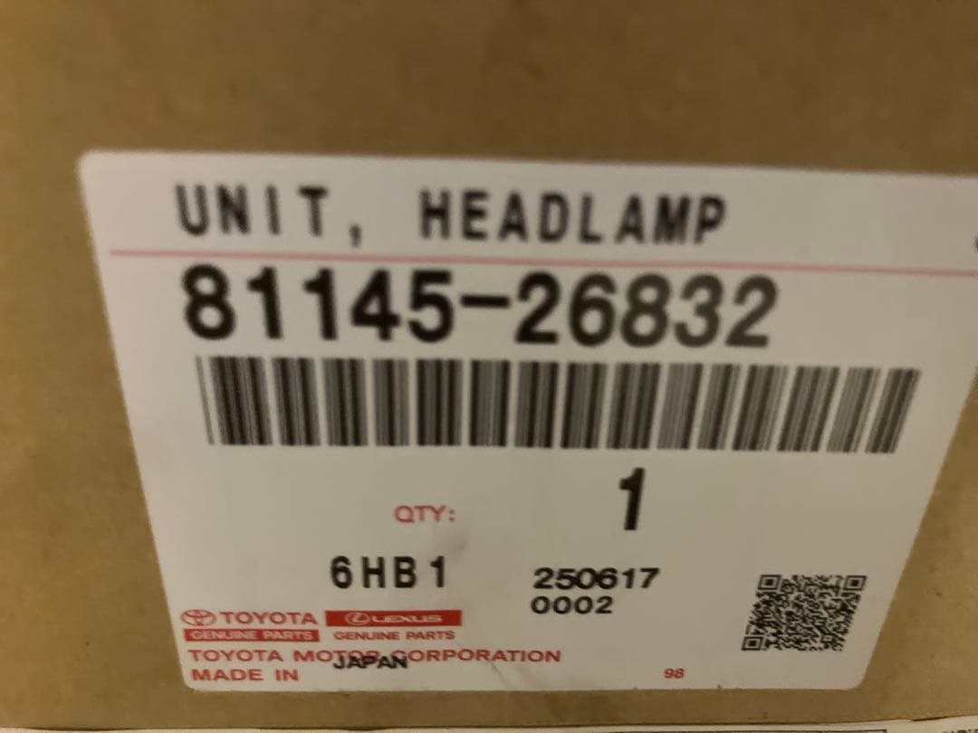 ハイエース右側LEDヘッドライト傷あり