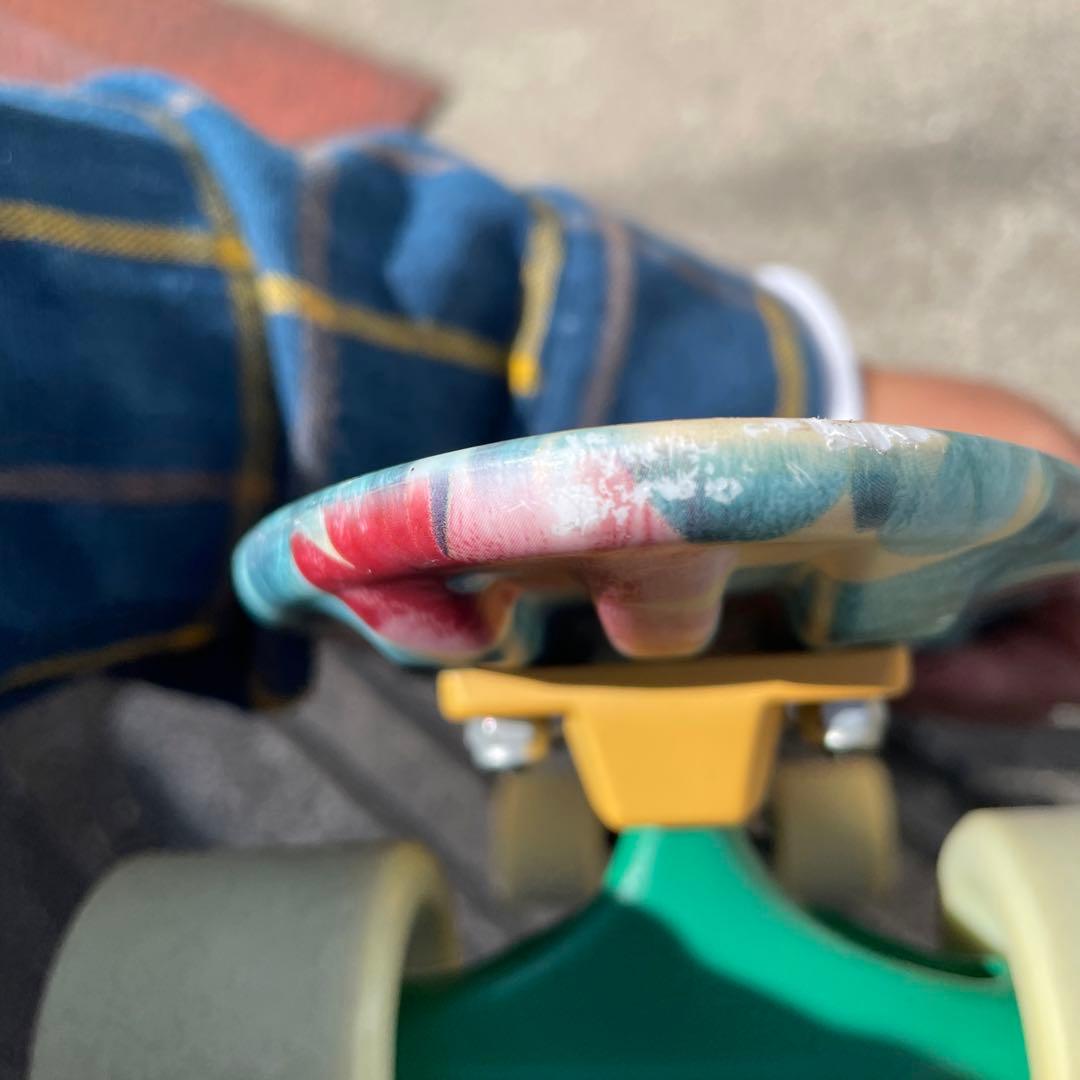 オーストラリア発グローブスケートボード 花柄