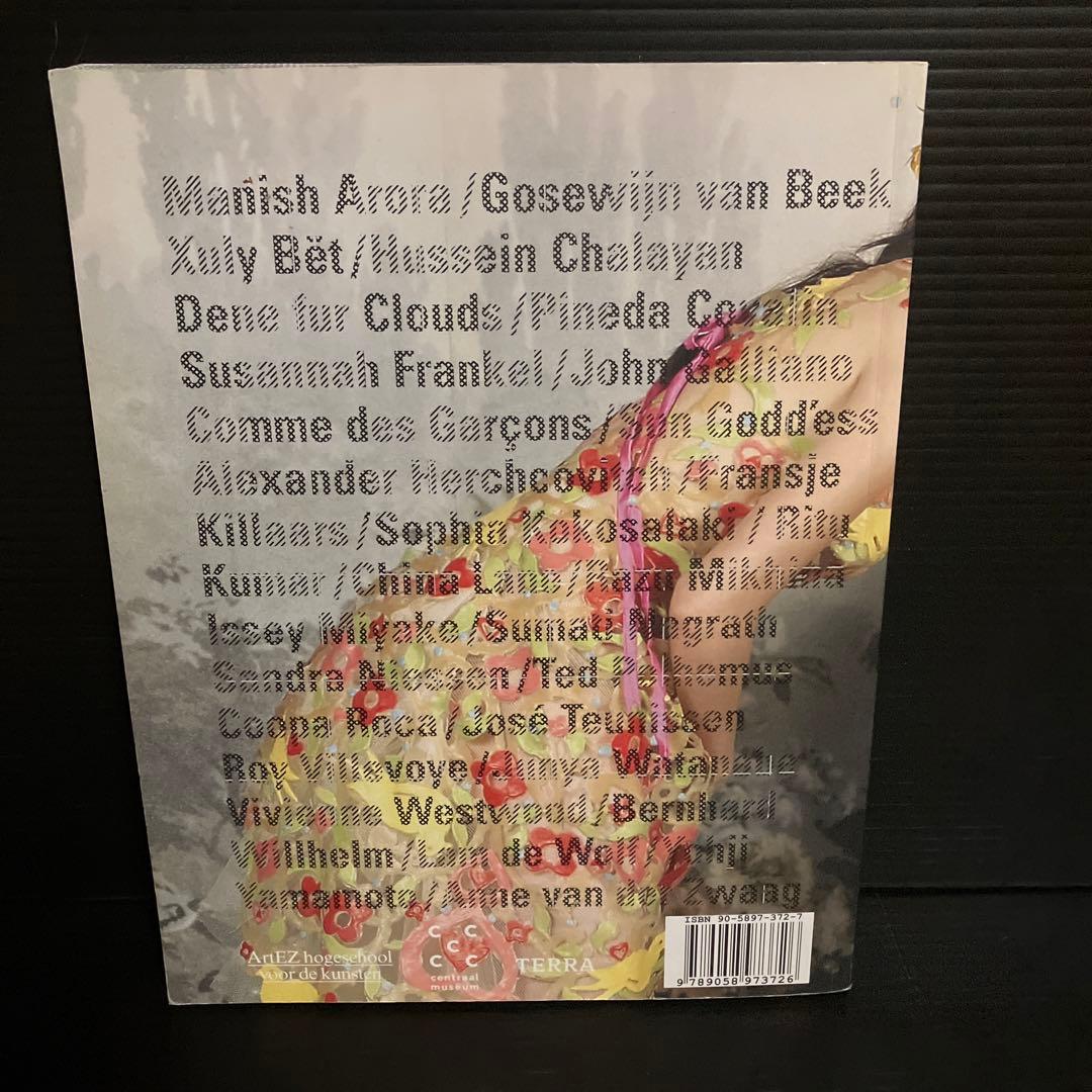 英語版　GLOBAL FASHION LOCAL TRADITION