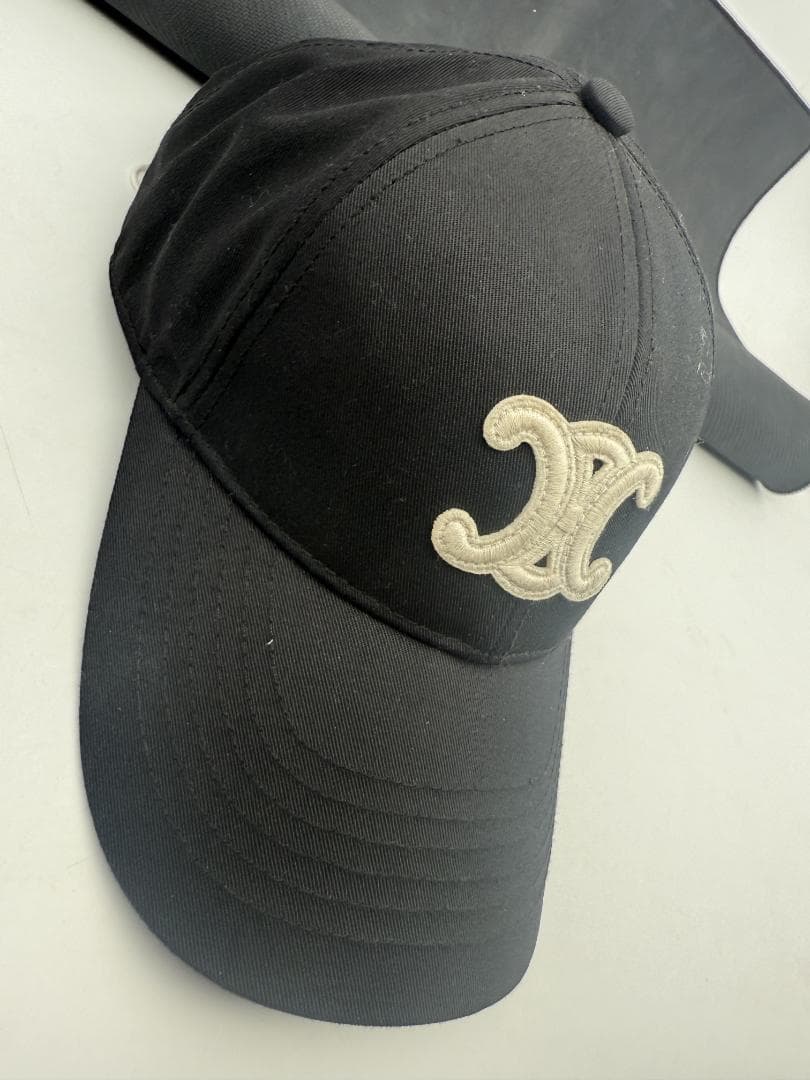 セリーヌ 黒い刺繍ロゴベースボールキャップ