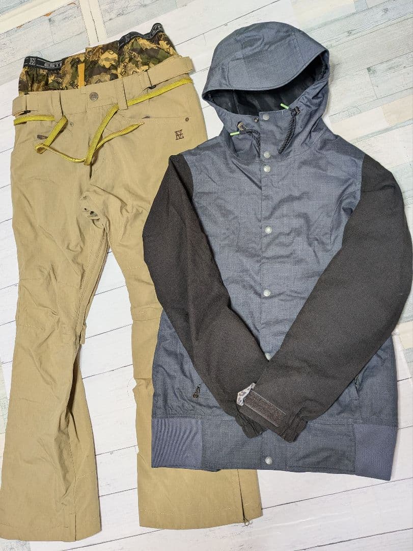 ボルコム ESTIVOメンズスノボードスノボースキーウェア　サイズM,L