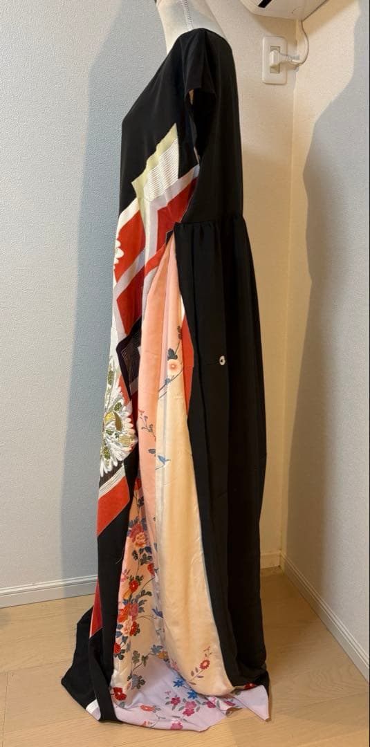 【みんみん】黒留袖リメイクワンピース ― 金銀糸刺繍 吉祥花と扇文様