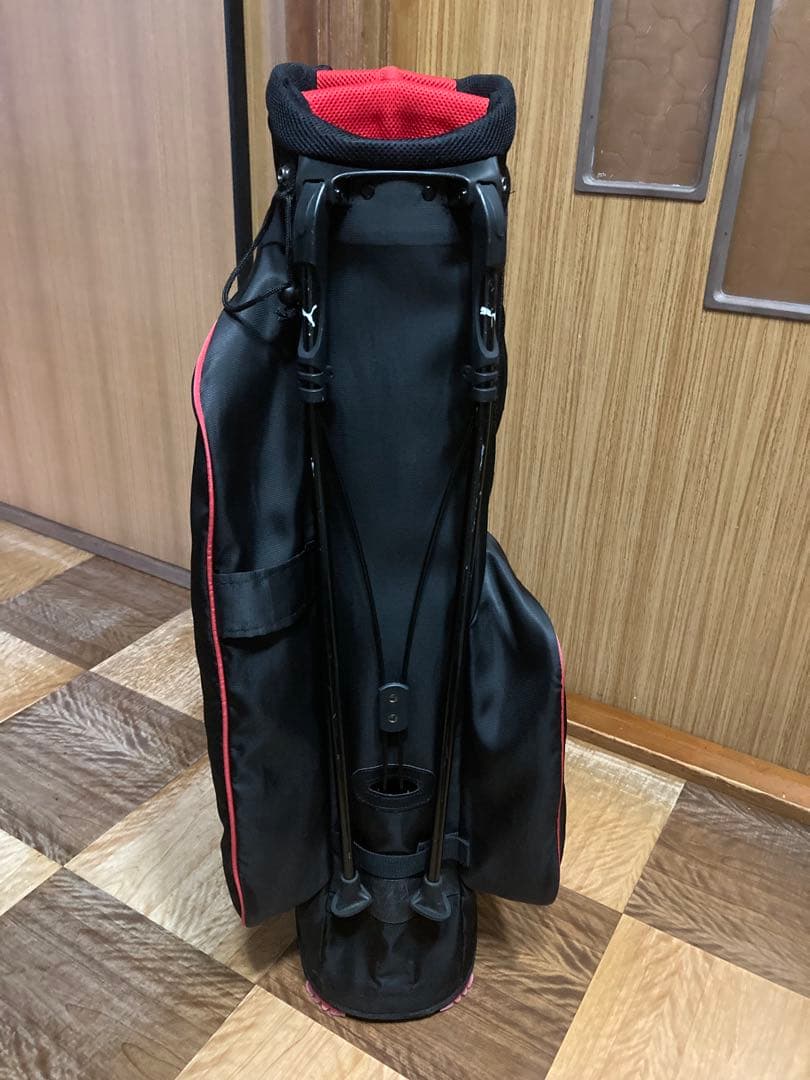 プーマ　スタンド軽量ショルダーキャディーバッグ　ブラックxレッド