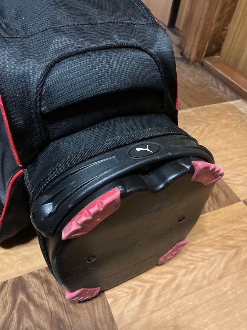 プーマ　スタンド軽量ショルダーキャディーバッグ　ブラックxレッド