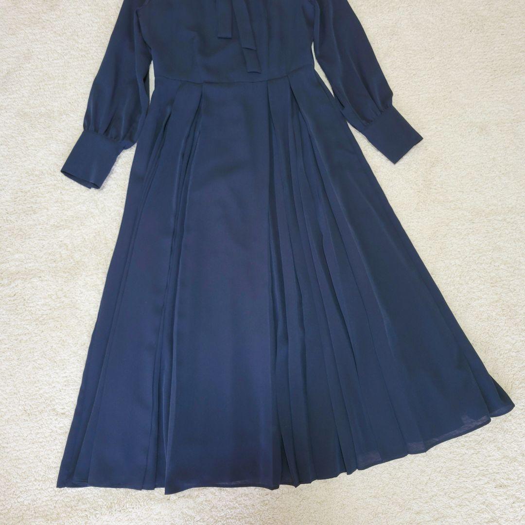 ナチュラルビューティーベーシック ボウタイプリーツワンピース ネイビー M