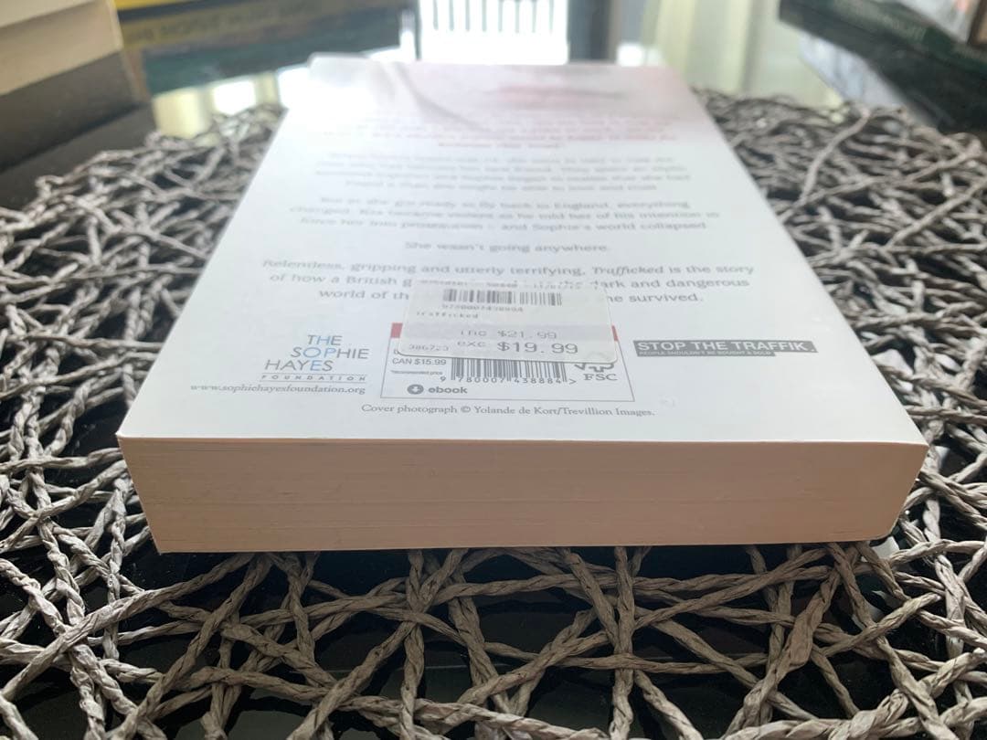 2冊セットTrafficked , The twins 洋書