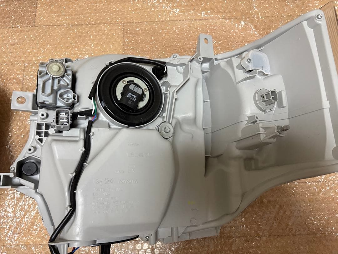 ハイエース 8型 新車外し 純正LEDヘッドライト