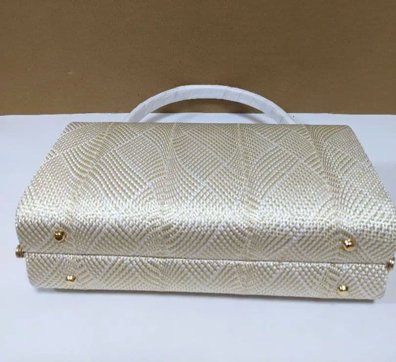 和洋兼用バック　白✖ゴールド　金具付き　大きく開けられます　衿秀