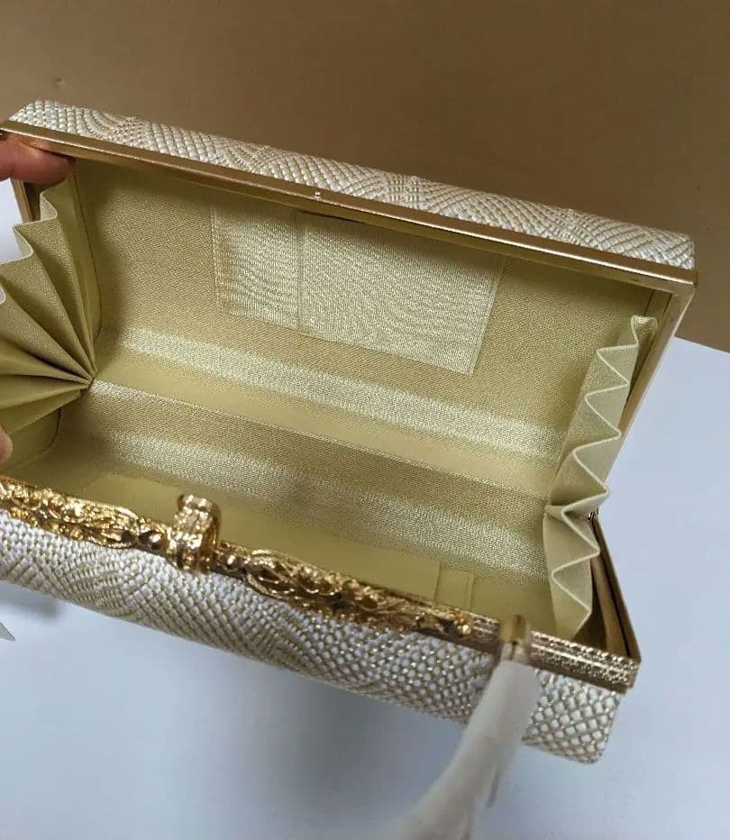 和洋兼用バック　白✖ゴールド　金具付き　大きく開けられます　衿秀