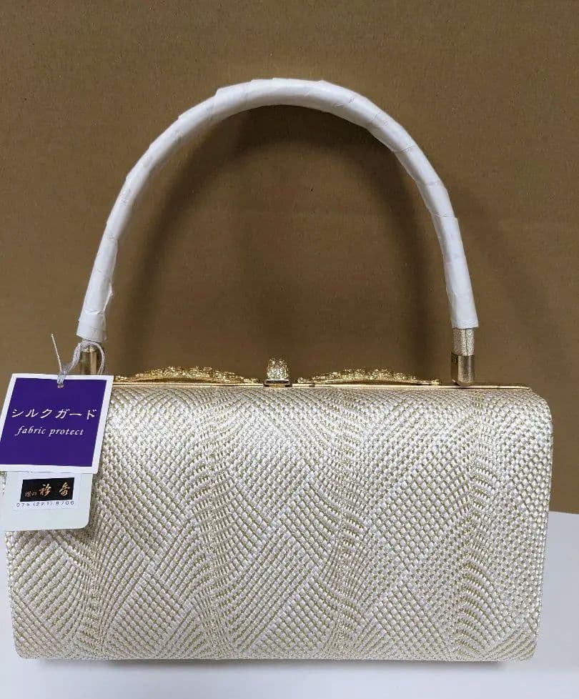 和洋兼用バック　白✖ゴールド　金具付き　大きく開けられます　衿秀