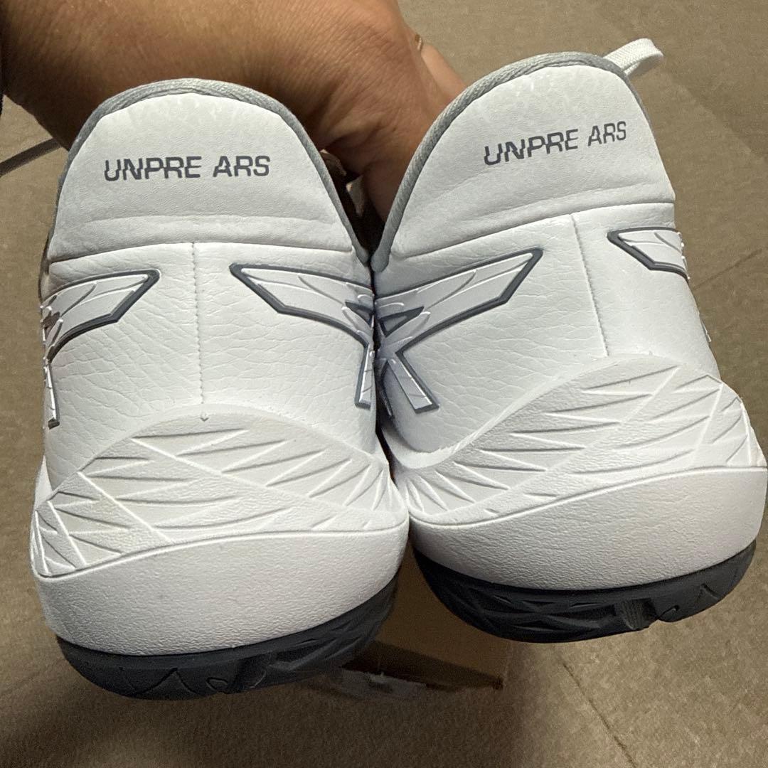 ほぼ新品‼️asics 人気の　UNPRE ARS LOW2！
