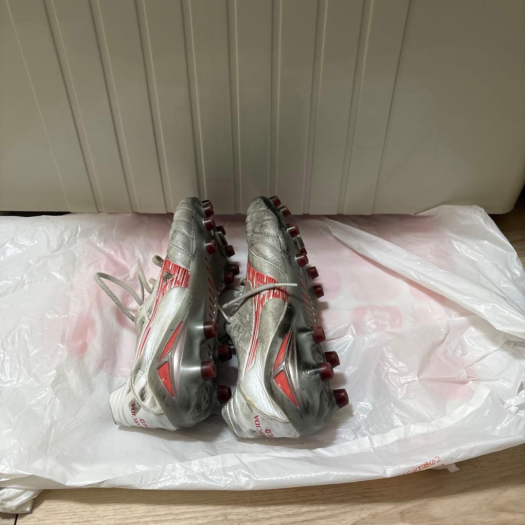 Mizuno サッカースパイク シルバー/レッド