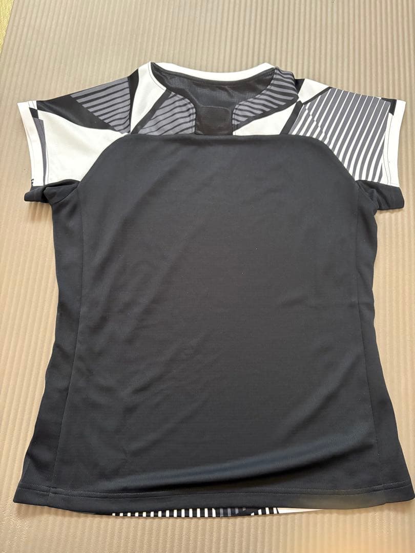 新品！YONEX バドミントンシャツ レディースＬサイズ 幾何学模様