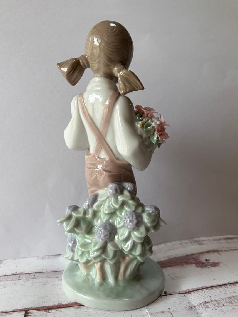 リヤドロ　小鳥と話す少女