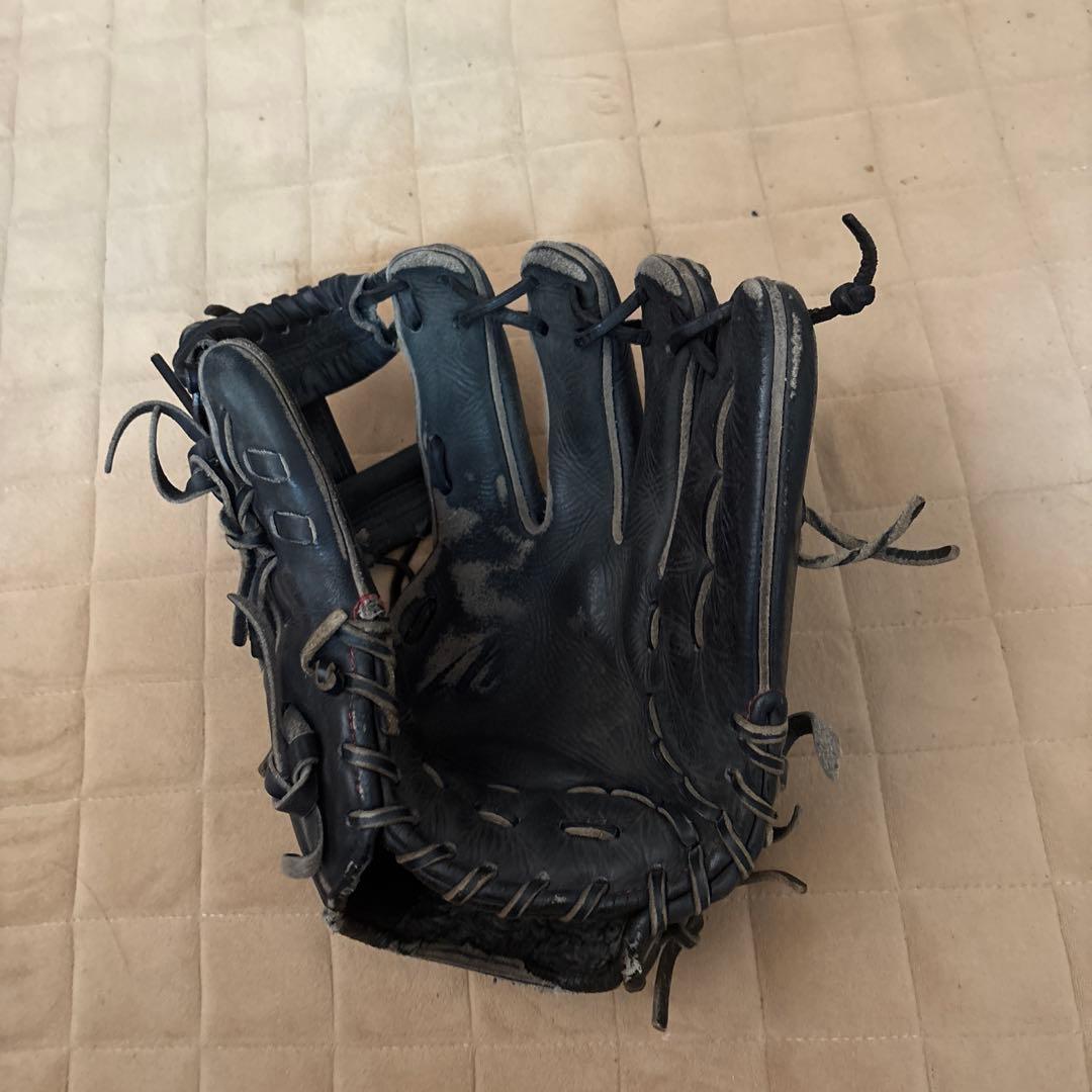 黒の硬式グローブ 金色ロゴ付き