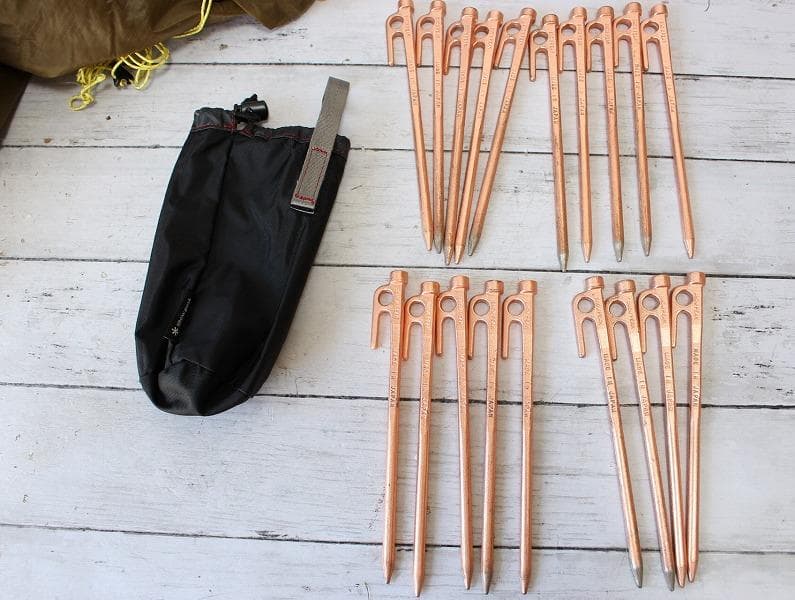 ローカスギア ソリスシル カーボンポール スノーピークのペグ付き