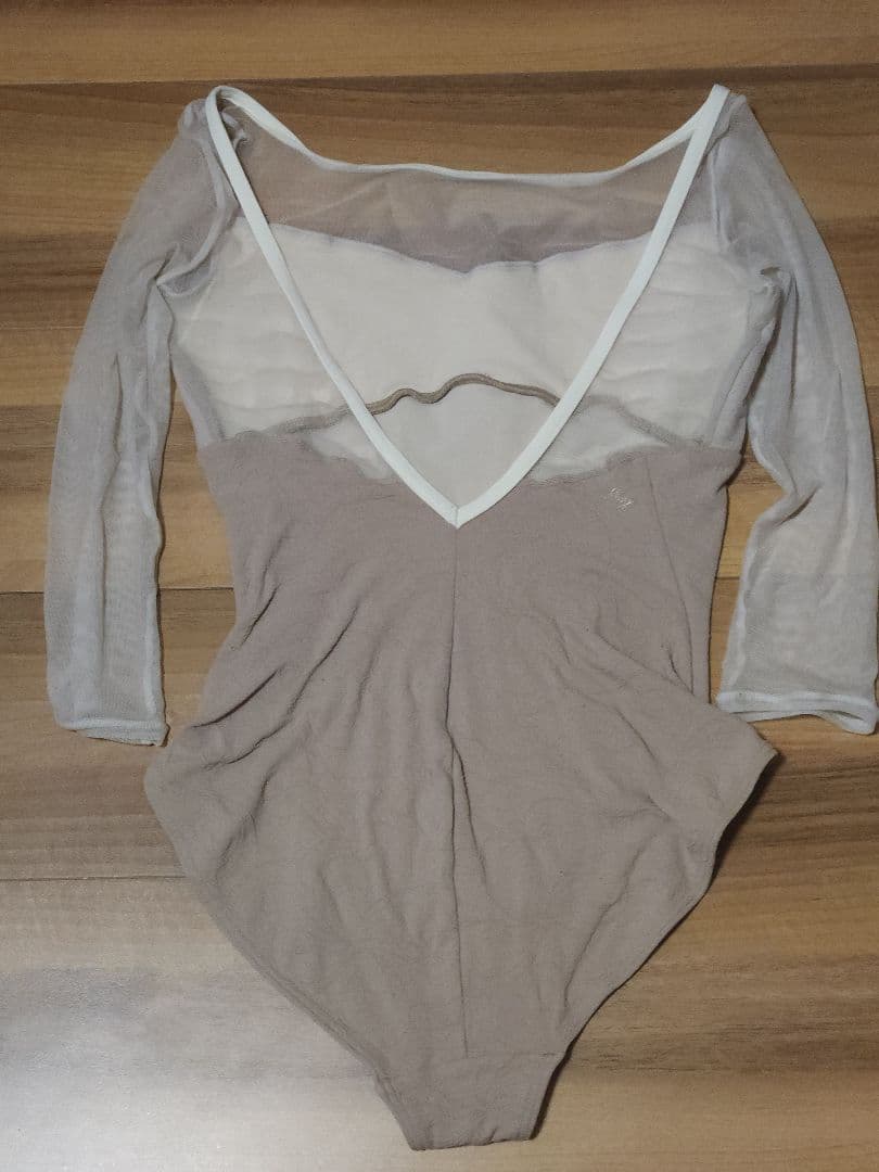 Chacott永久めいデザイン ベージュ長袖レオタード