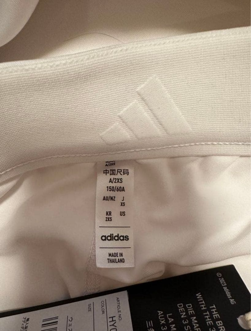 ダンボールニット　セットアップ　ホワイト　アディダス　新品タグ付き　秋冬