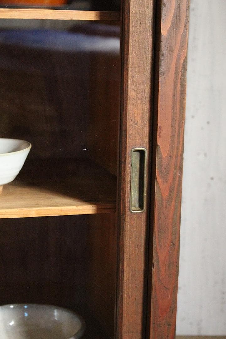 uym　古く味のある木製のガラス戸棚　引き出し2杯