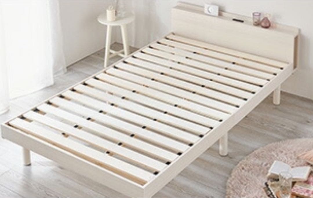 木製シングルベッドフレーム　ブックシェルフ、二口コンセント 付き