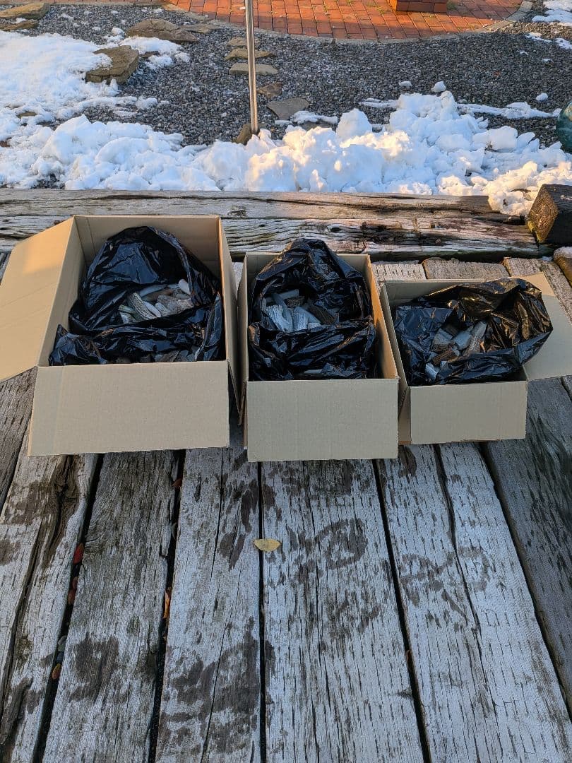 2 Ｓusi【箱びっしり端材詰め合わせ】北海道エゾシカ　鹿の角