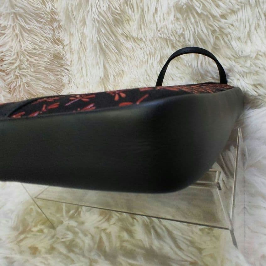 新品未使用✨印傳屋 甲州印伝　高級手提げ　上品トート 黒×赤トンボ