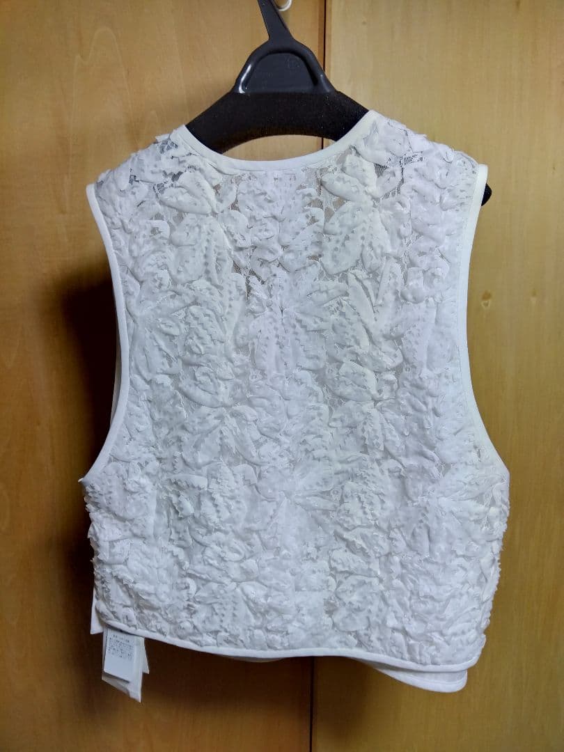 新品タグ付き　SALON adam et ropé フラワーフリルジレ