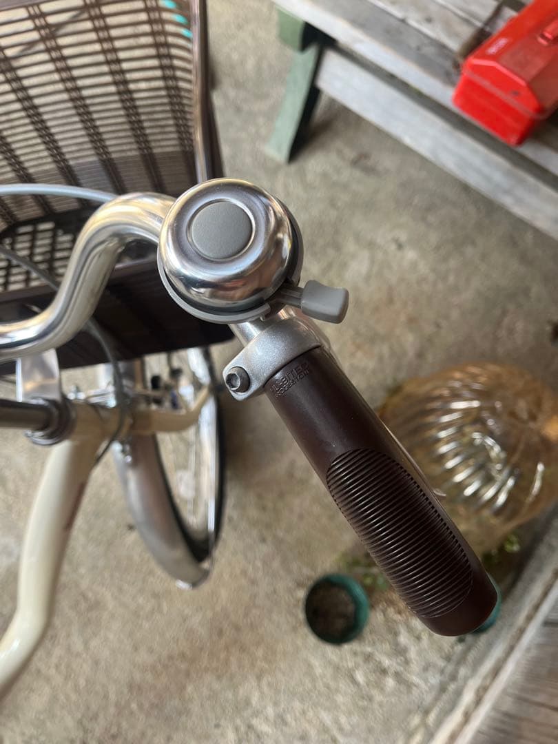 クリーム色シティサイクル　ブリジストンcalisia