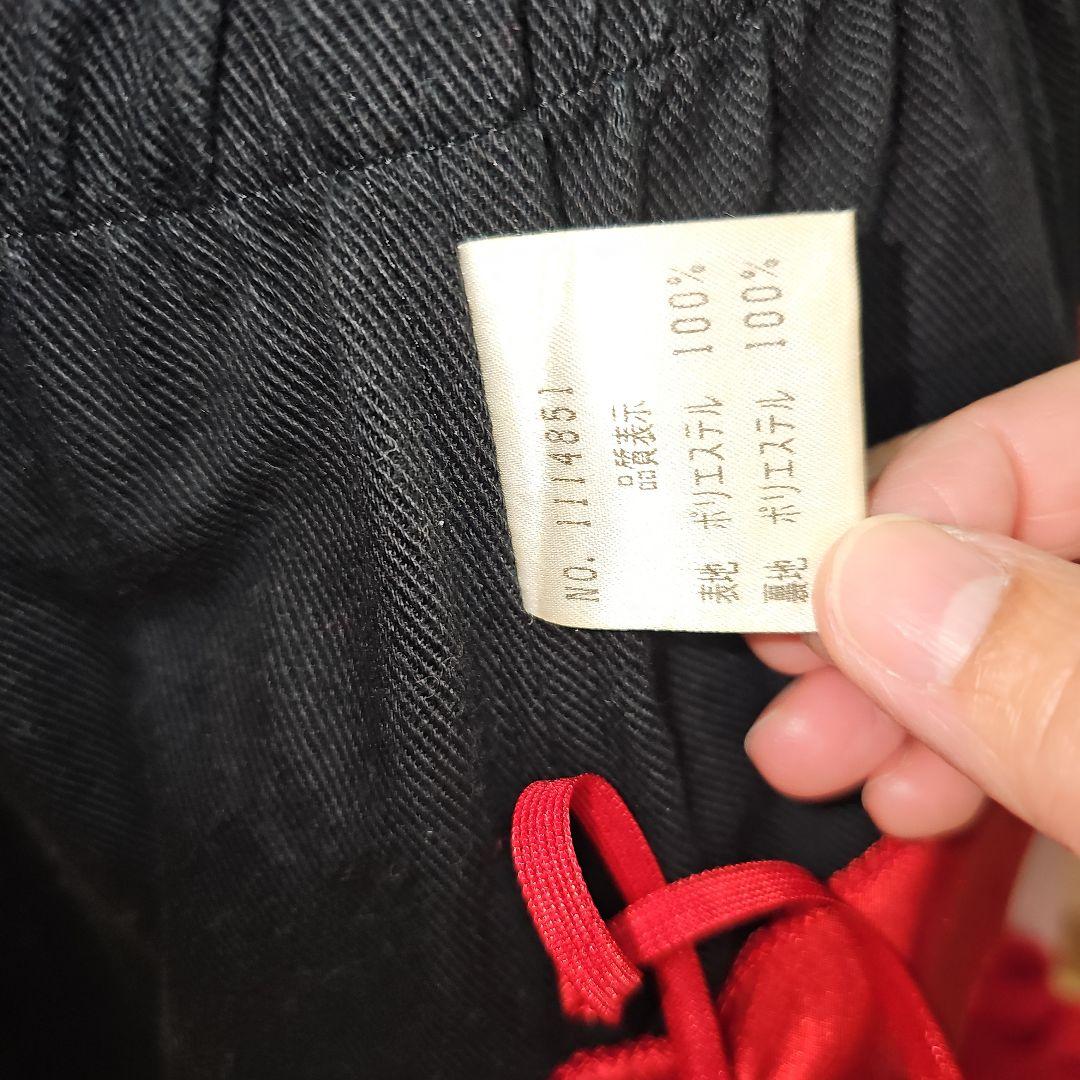 情熱的な真っ赤なカラーの Vネックのフレアドレス