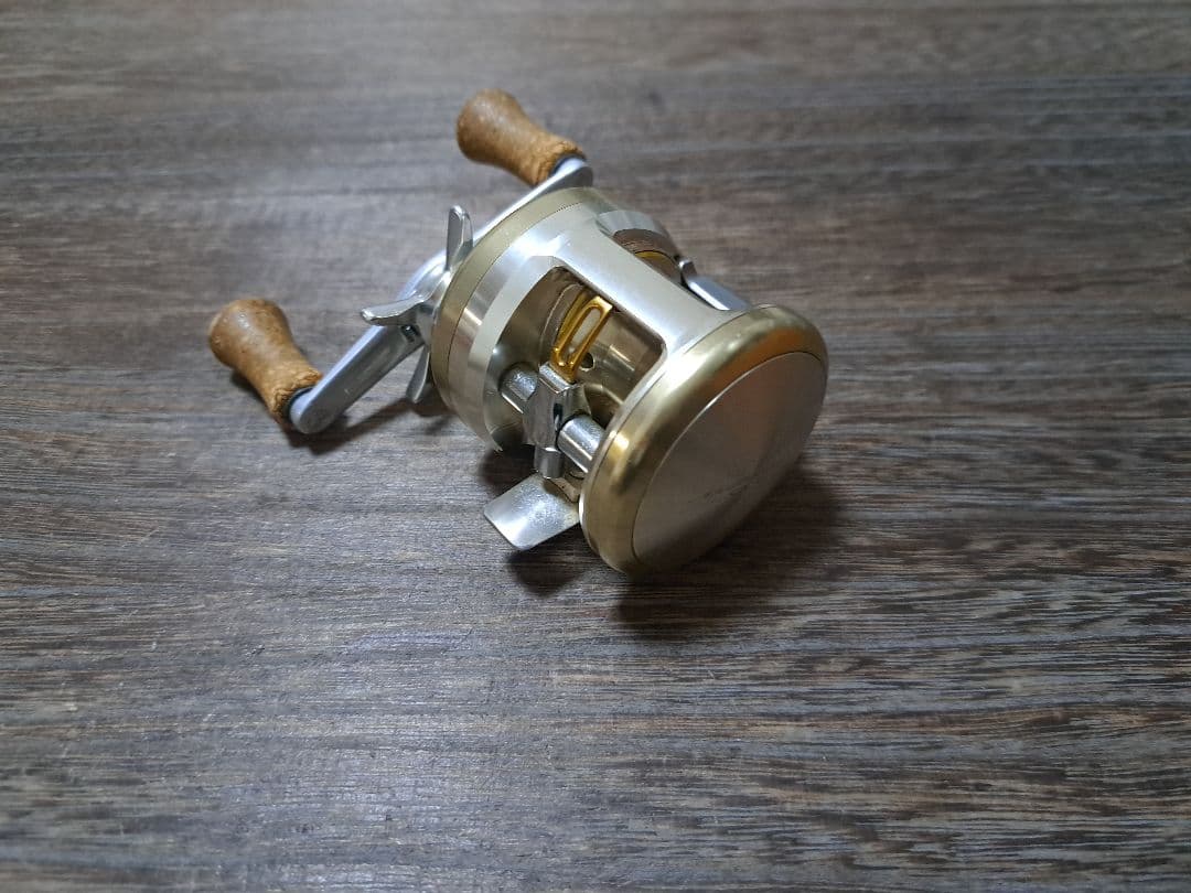 美品　希少　ダイワ　ミリオネア　CV-Z105　①