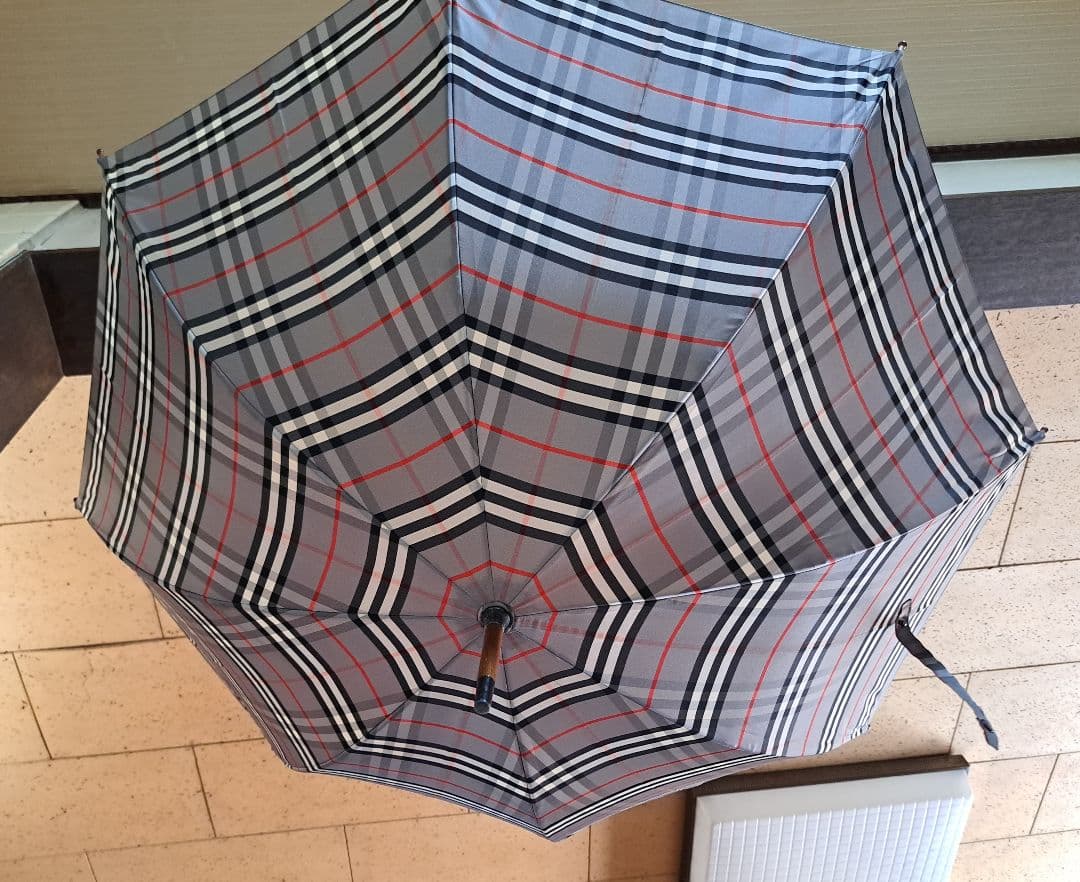 【美品】バーバリー 長傘 グレー ノバチェック 傘の柄 木製 シュリンク付き
