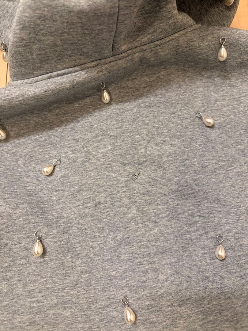 Jose Mooジョゼムーン パールビーズ付きパーカー グレー