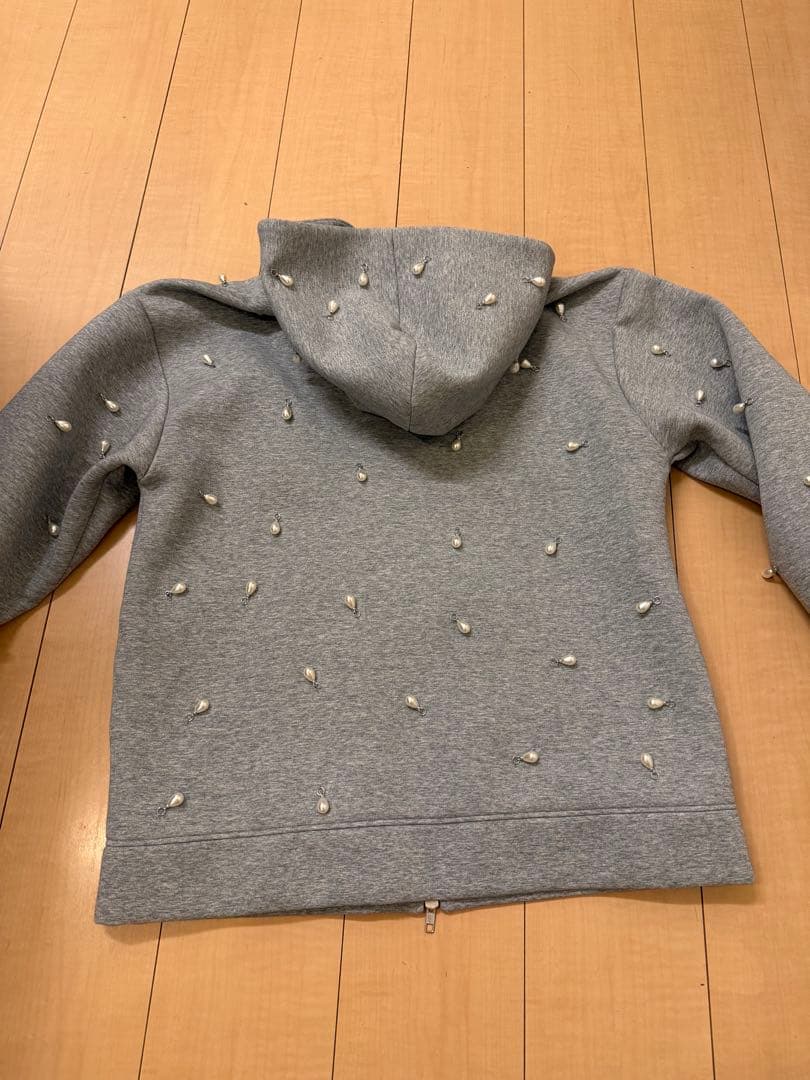 Jose Mooジョゼムーン パールビーズ付きパーカー グレー