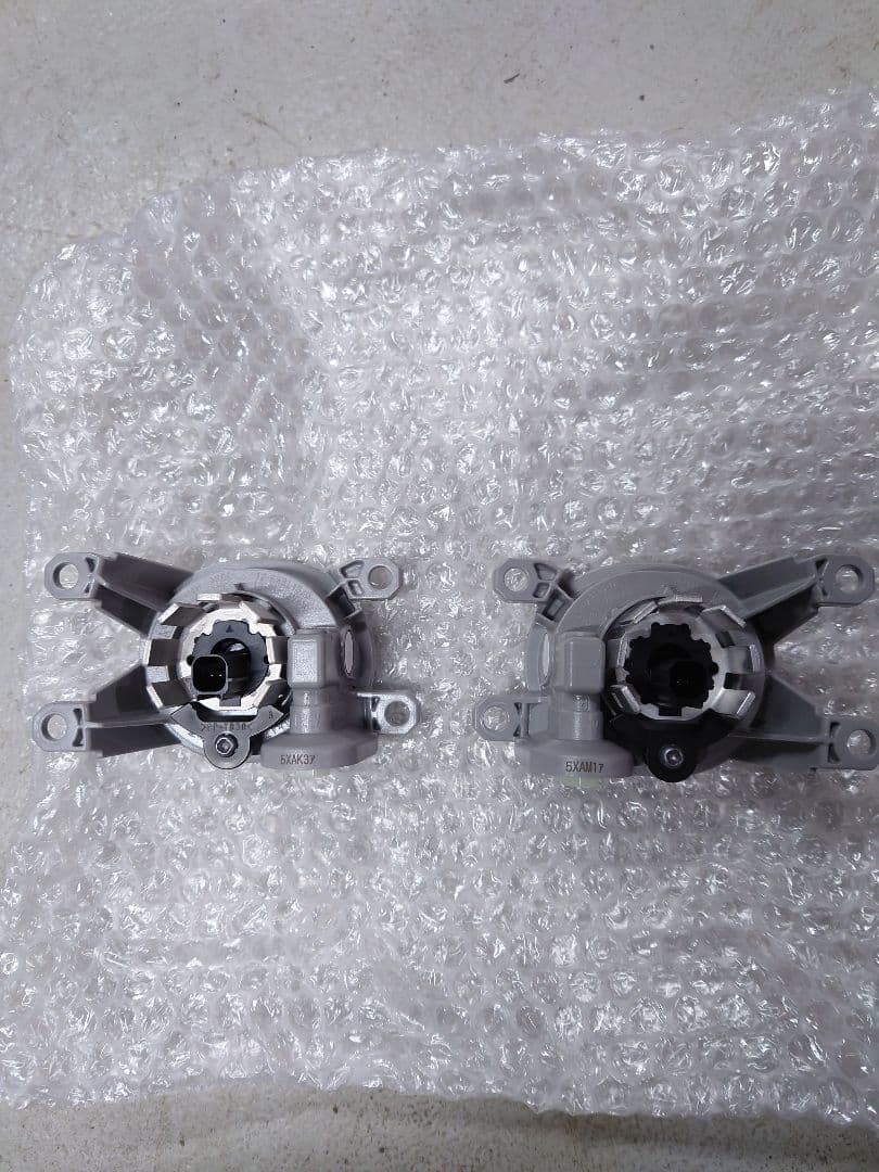 トヨタ　カローラスポーツ　新車外しフォグランプ 2個セット